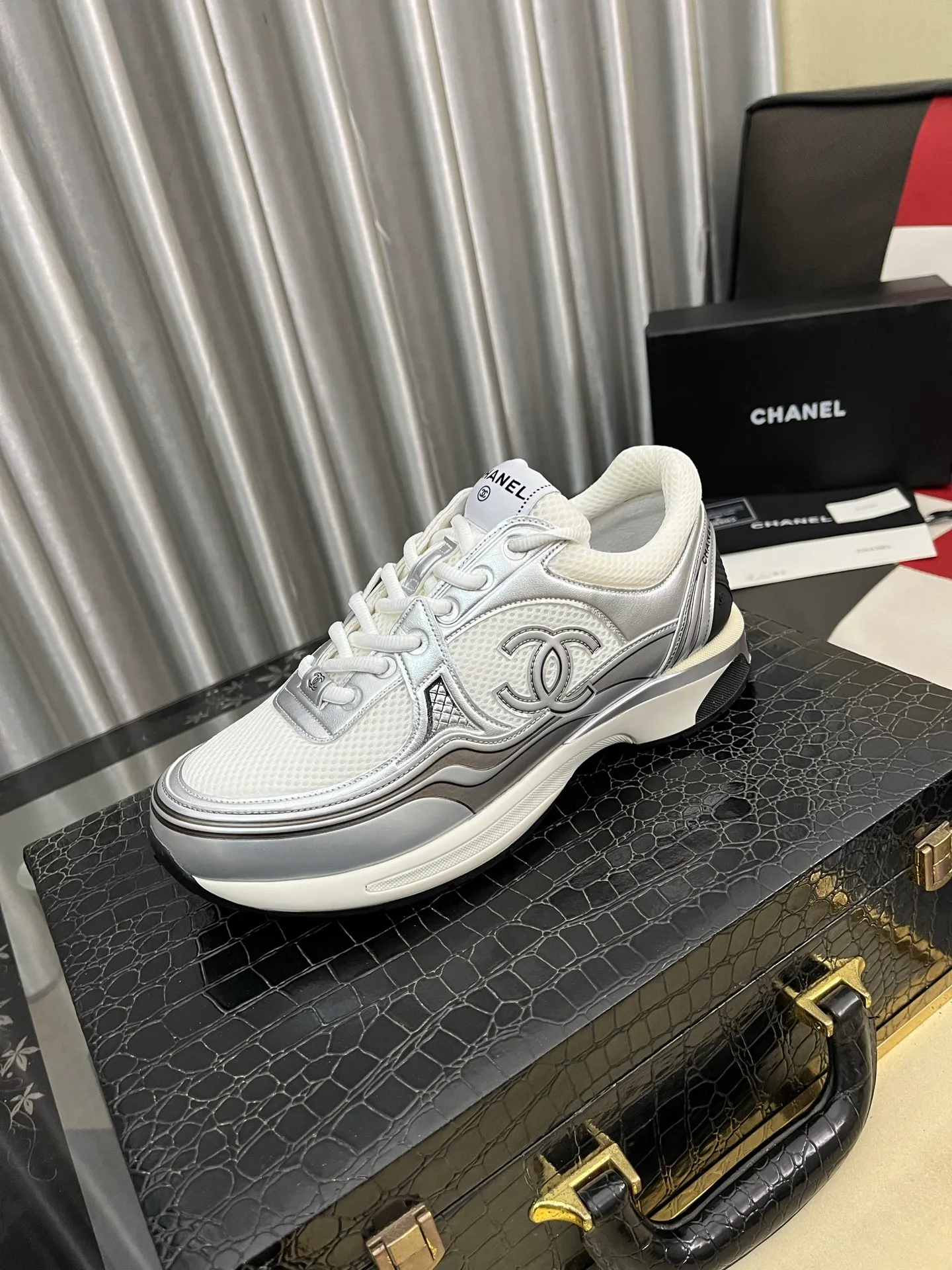 Men's shoes 💰: 620⌚️⌚️Chanel 2025C new diamond sneakers, ultra-light and comfortable casual shoes, black and white cowhide leather, versatile white shoes, you can't go wrong with the style, cow suede➕down cloth contrasting color combination, fresh and full of vitality, logo embossed on the side, very delicate on the foot, original customized material for the upper, original outsole Upper: Cow suede➕Down cloth/black and white full cowhide Lining: Sheepskin Sole: Open-molded TPU outsole Size: 35-44